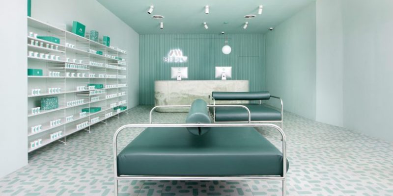 طراحی سالن انتظار داروخانه Medly در بروکلین با رنگهایی از طیف آرامش بخش فیروزهای / Sergio Mannino Studio