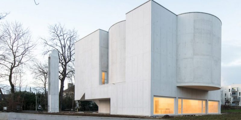 معماری کلیسایی با حجمهای هندسی بتنی در بریتانی / Álvaro Siza Vieira