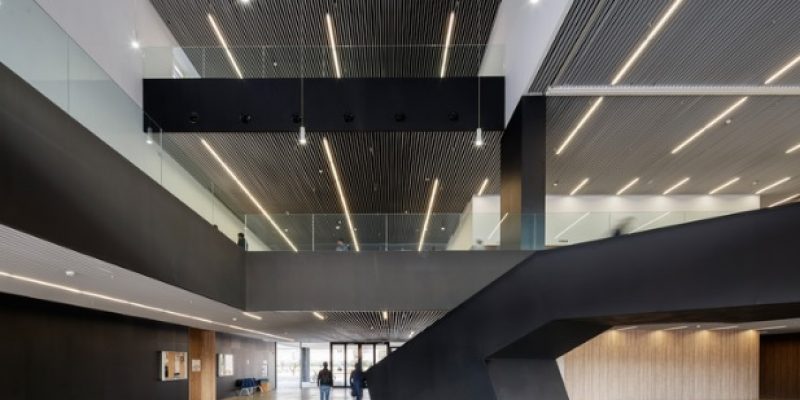 معماری و طراحی داخلی بلوک آموزشی دانشگاه Arenals آرنال / Romera + Clavera + Mansilla