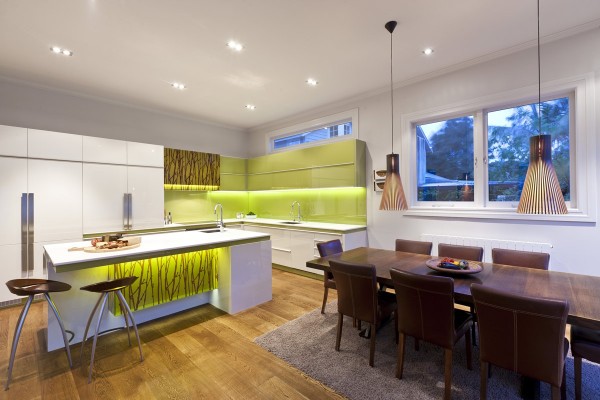 سایت پویانو-طراحی داخلی آشپزخانه مدرن نورپردازی شده