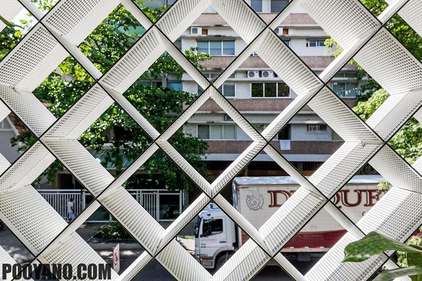 معماری نما دفتر اداری ریو با نمای فلزی مشبک و گیاهان