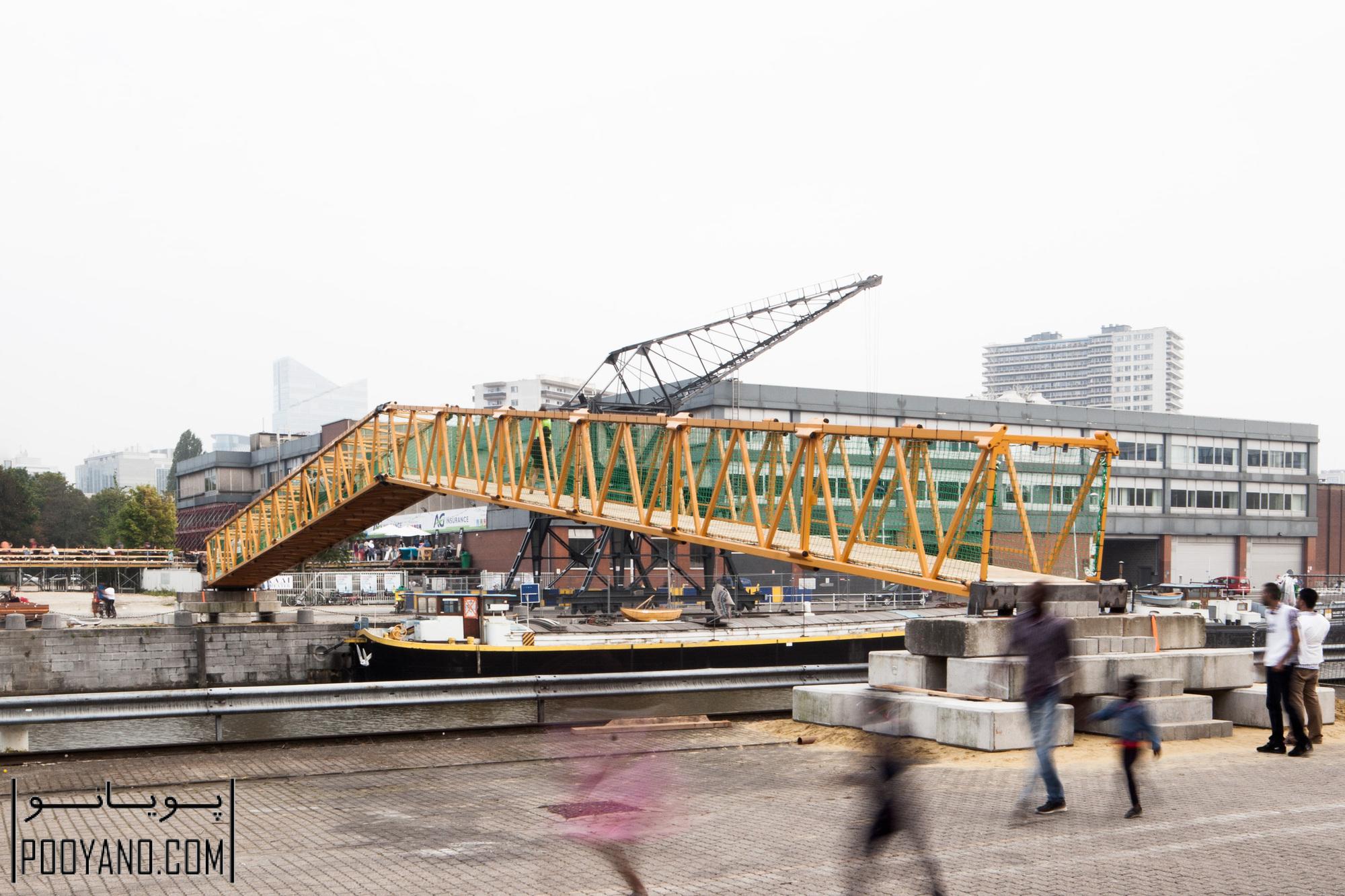 پل موقت روی کانال شارلوا ، بروکسل، بلژیک، 2014
