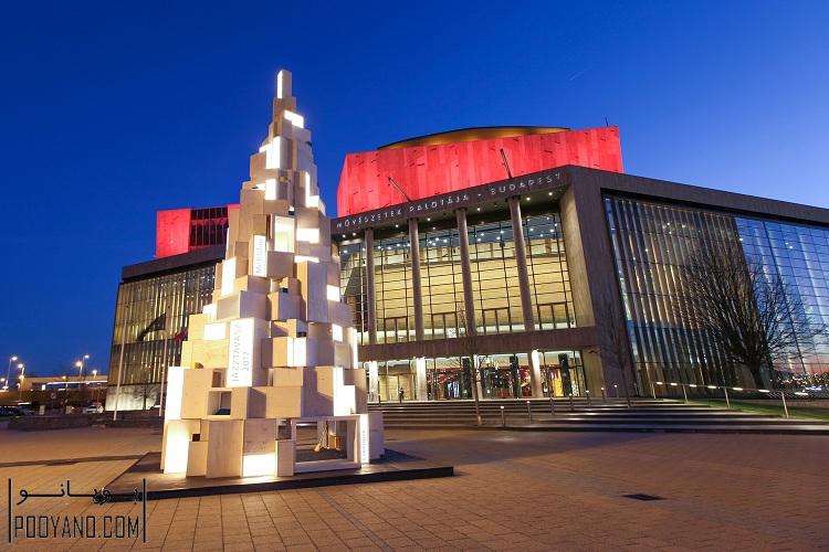 طراحی درخت کریسمس قابل بازیافتی از جعبه‌های نورانی در بوداپست / شرکت معماری هلو وود