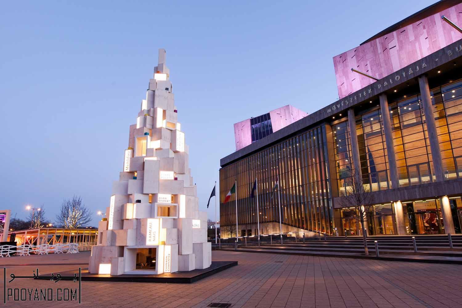 طراحی درخت کریسمس قابل بازیافتی از جعبه‌های نورانی در بوداپست / شرکت معماری هلو وود