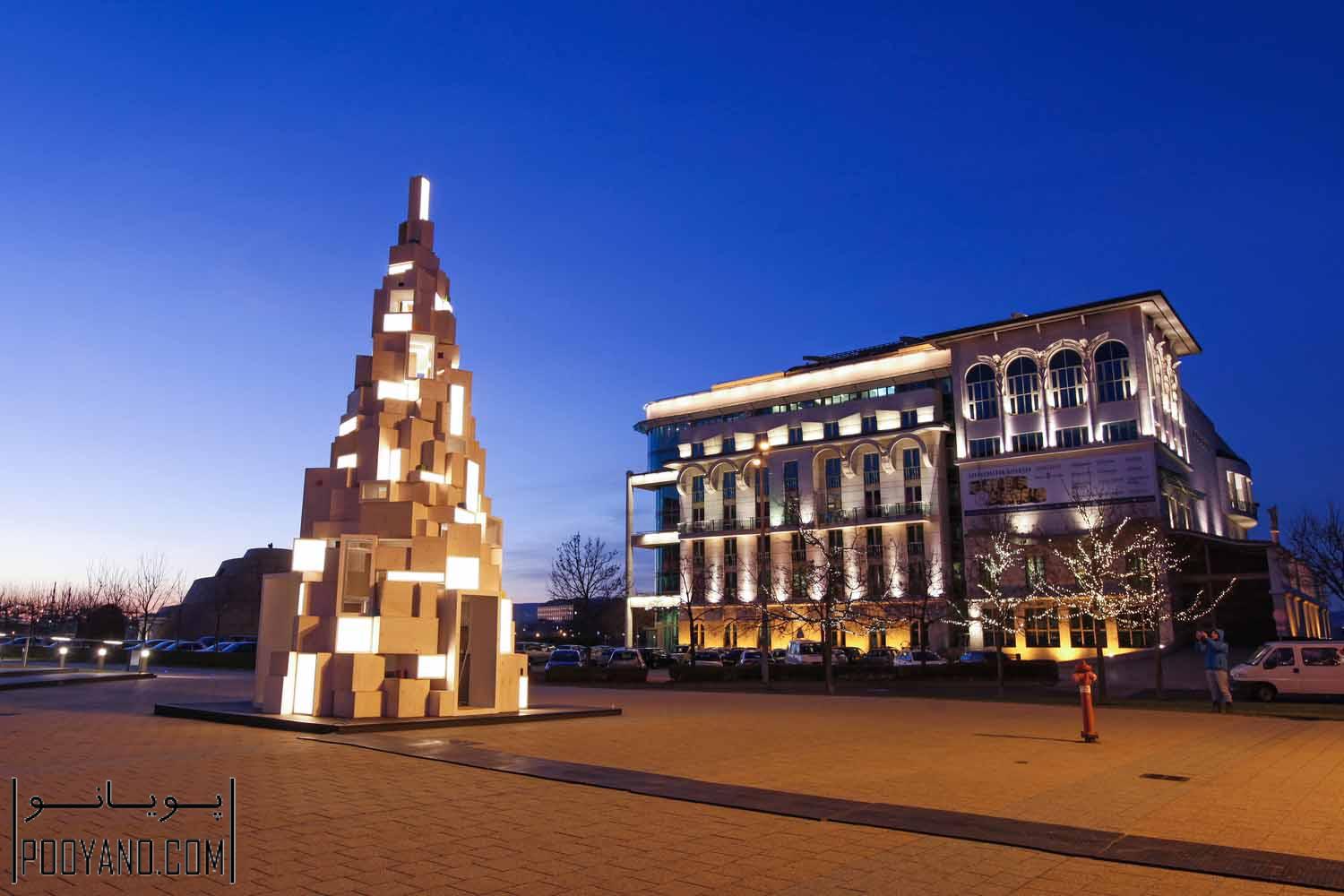 درخت کریسمس قابل بازیافتی از جعبه‌های نورانی