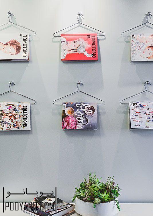 سالن زیبایی با مجلات حلق آویز شده از چوب لباسی های دیواری
