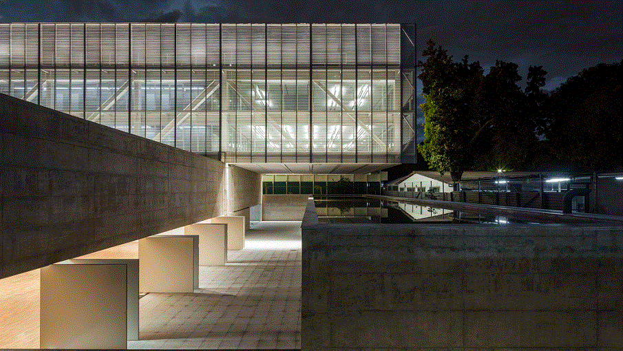 طراحی کنسول شیشه ای بالای انعکاس استخر، در ساختمان اداری، در برزیلیا، مهندس معمار Mira Arquitetos