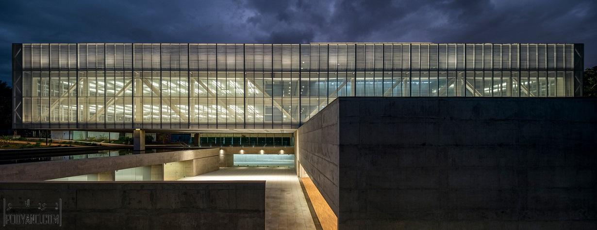 طراحی کنسول شیشه ای بالای انعکاس استخر ، در ساختمان اداری، در برزیلیا، مهندس معمار Mira Arquitetos