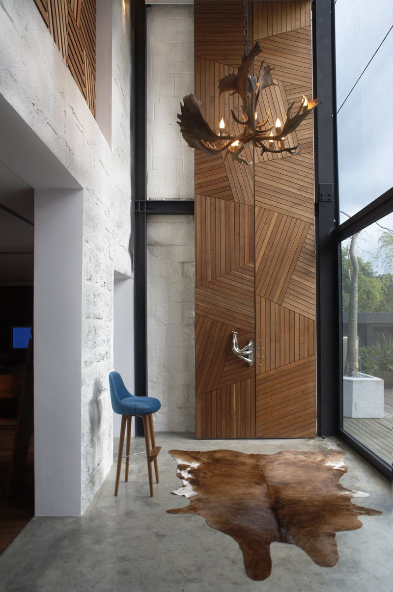 درب ورودی چوبی با دیزاینی مدرن 