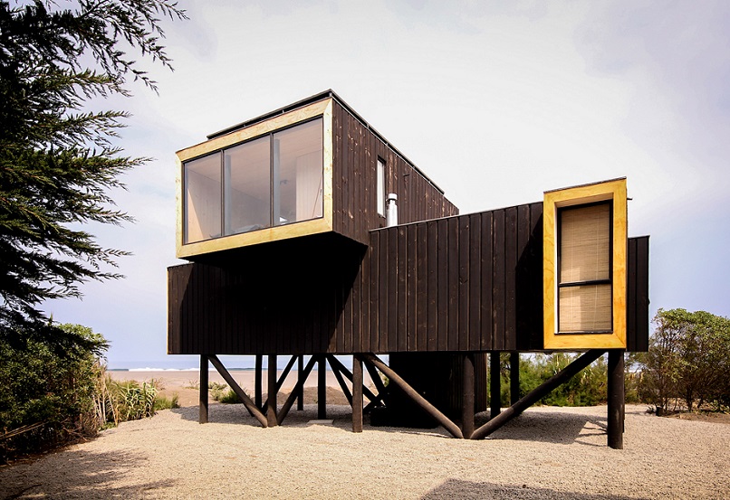 طراحی خانه با احجام مکعبی روی هم قرارگرفته و چرخیده شده؛ چشم اندازهای متعدد دریا را به این خانه ساحلی در شیلی میدهد