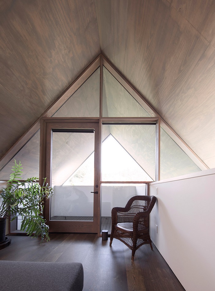 طراحی داخلی خانه اسکله ای با مناظری به دقت انتخاب شده از میان پوشش گیاهی سرسبز موجود 