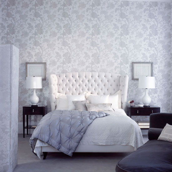 کاغذ دیواری سفید طوسی یا فیلی در دکوراسیون داخلی اتاق خواب