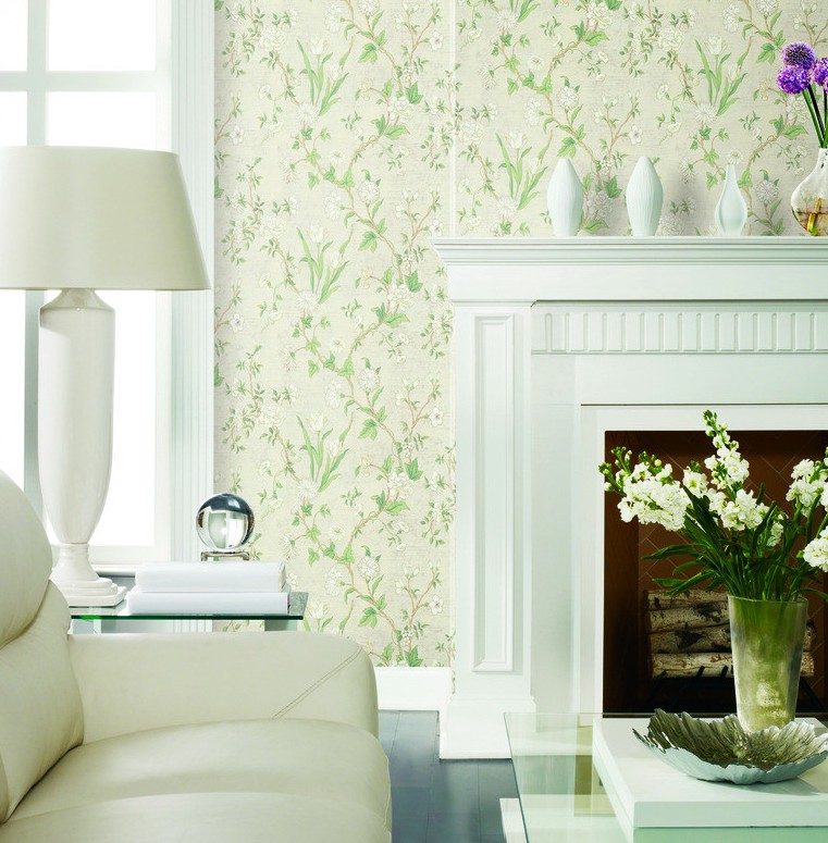 کاغذدیواری نقش ریز گل و برگ به رنگ سبز که با رنگ سفید و شیری در دکوراسیون ست شده است.