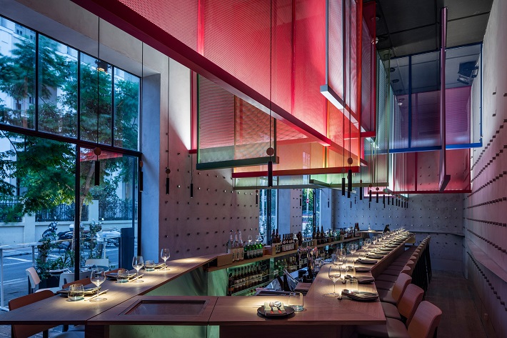 طراحی داخلی رستوران با صفحات رنگی