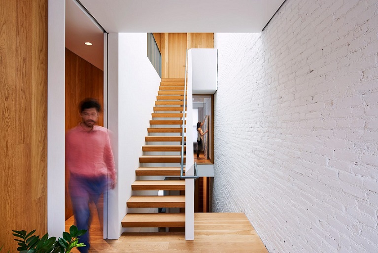 تغییر در پلکان در بازسازی خانه برای ارتباط بصری طبقات