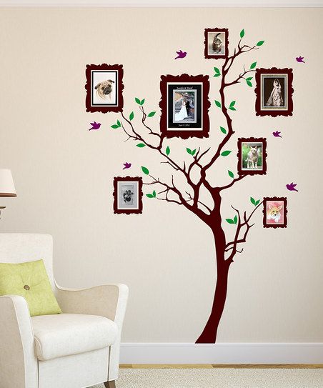 ترکیب استیکر هایی با طرح درخت و قاب عکس هایی که به دیوار
