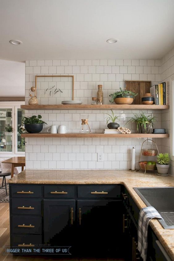 کابیت های آشپزخانه جای خود را به طاقچه ها و طبقات چوبی