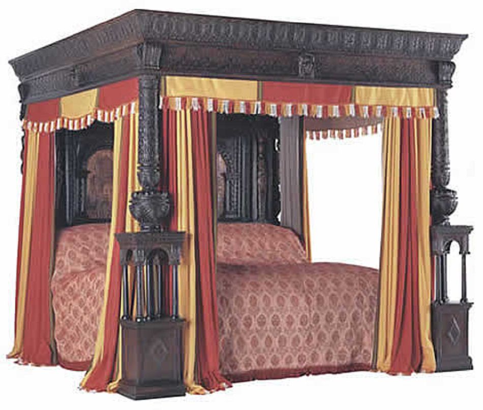 تخت خواب چهار ستونی در اتاق خواب