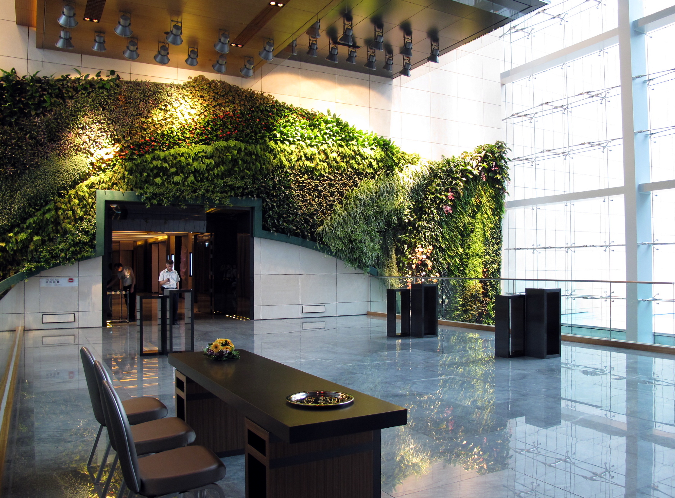 باغ های داخل سالنی و طراحی پاسیوها به تدریج در حال تبدیل شدن به یکی از محبوب ترین ترندهای طراحی داخلی هتل ها