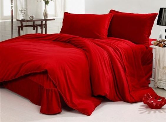رنگ قرمز در تخت خواب و اکسسوار ها ، این رنگ را به اتاق خواب