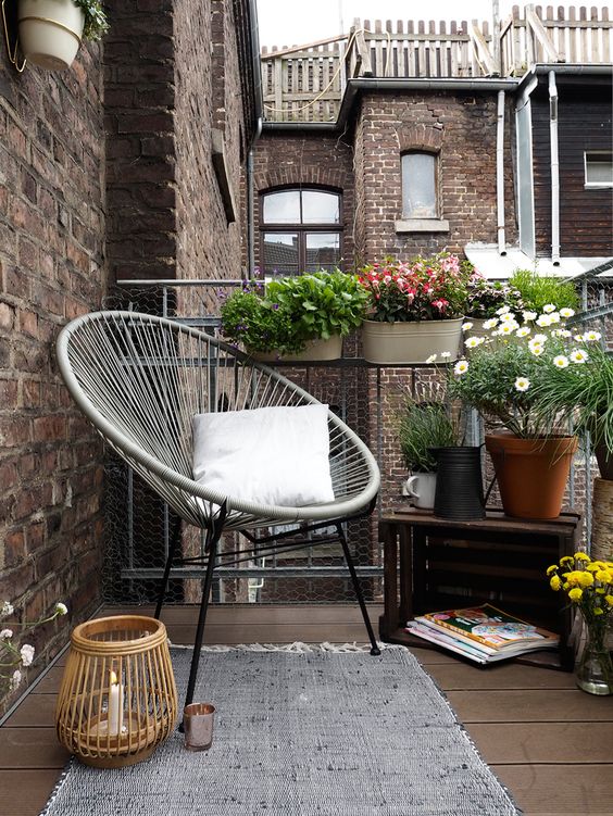 بالکن خانه شما رو به نمای شهری باشد نیز باز هم یک بالکن است! با استفاده از گل و گیاهان متعدد