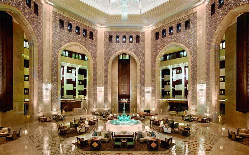 فواره مرکزی در لابی هتل Busan Ritz-Carlton در مسقط عمان