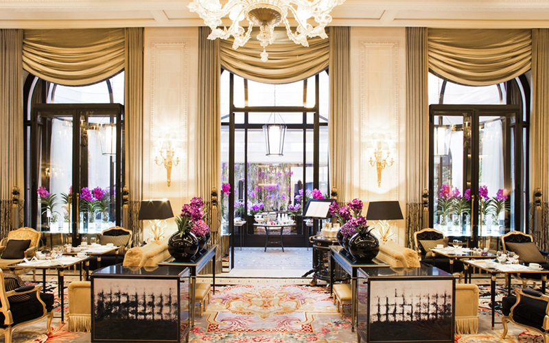 باغ داخلی است که در مرکز لابی هتل چهارفصل Four Seasons در پاریس فرانسه