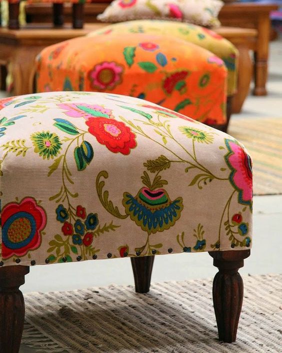 تعویض پارچه مبلی یک صندلی عثمانی به طرح گلدار آن را به عنوان یک عنصر تاکیدی در دکوراسیون نشیمن