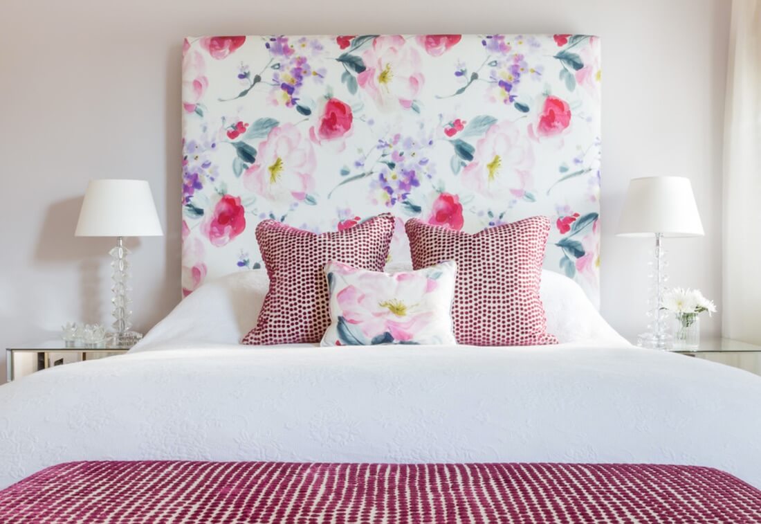از طرح های گلدار برای دکوراتیوهای خلاقانه مانند تاج تخت استفاده کنید