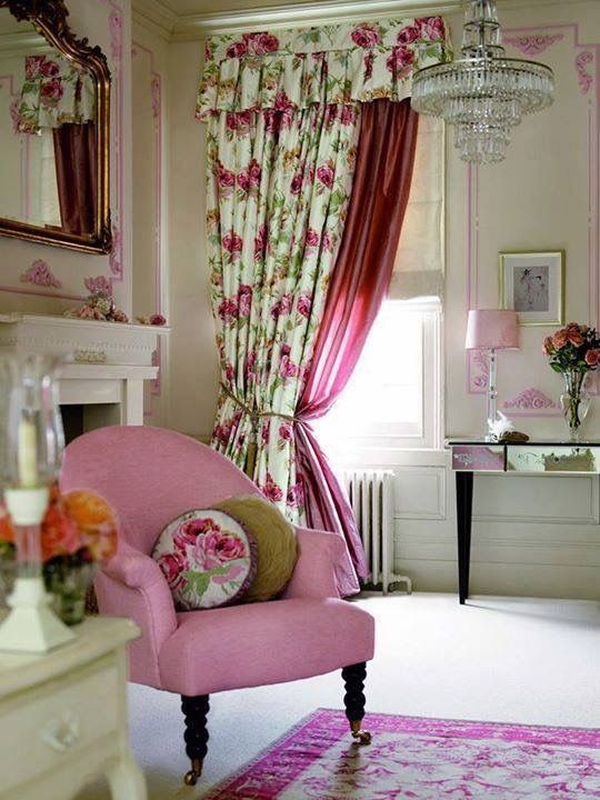 تجهیزات پنجره با طرح های گلدار درشت و رنگ های شاد و درخشان به هر اتاقی