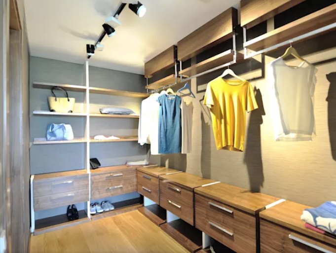 اتاق لباس ها نیز مانند اتاق خواب، استفاده از سیستم طبقه بندی و شلف ها