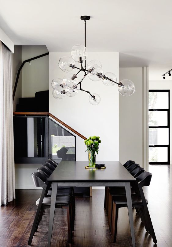 میز سیاه رنگ نیز مانند میز سفید برای ایجاد اتاق غذاخوری شیک و زیبا