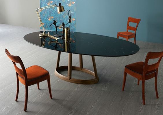 میز های گرد، میز های بیضی شکل نیز فضای کمتری را نسبت به میز های چهارگوش