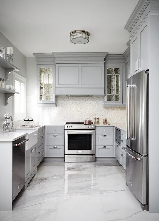 کفپوش سفید و کابینت های رنگ طوسی در آشپزخانه