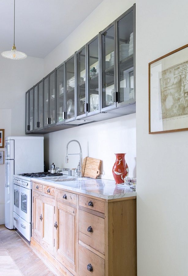آشپزخانه و اتاق غذاخوری به عنوان یک فضای بدون مرز که تراس را از طریق دربی کشویی با آشپزخانه متصل می‌کند