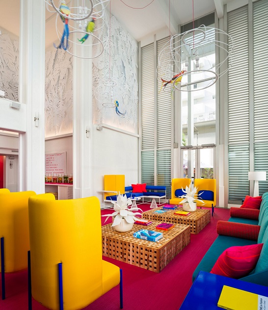 استفاده از نئون و رنگ‌های تند در اینستاگرامی‌ترین هتل ساحلی