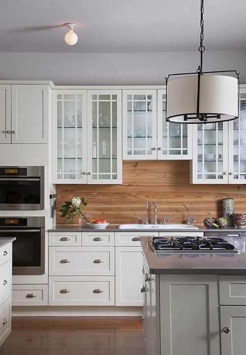 ترکیب بافت چوب و رنگ های سفید و کرم، به ویژه در آشپزخانه های کوچک