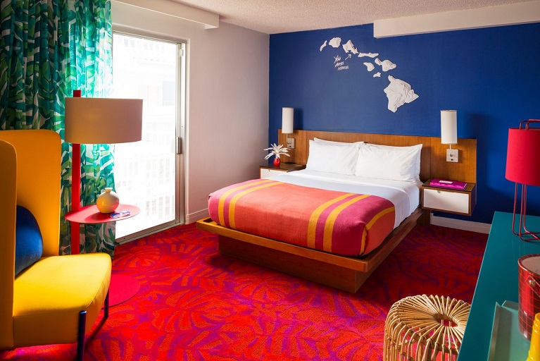 در لابی این هتل مبلمان با روکش‌هایی به رنگ‌های زرد، فیروزه‌ای، آبی و قرمز مشاهده می‌شوند.