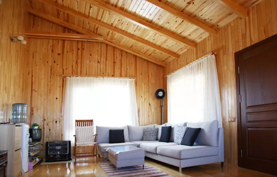 سقف های بلند و پوشش چوبی