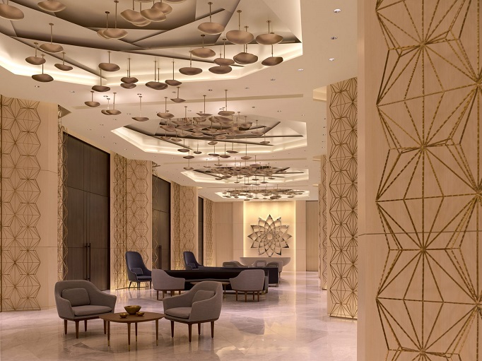 الگوهای هندسی مشربیه در سرتاسر هتل در فرم فرش‌ها، سطوح و صفحاتی همچون سقف‌های کاذب منقوش در بالای یکی از سالن‌ها