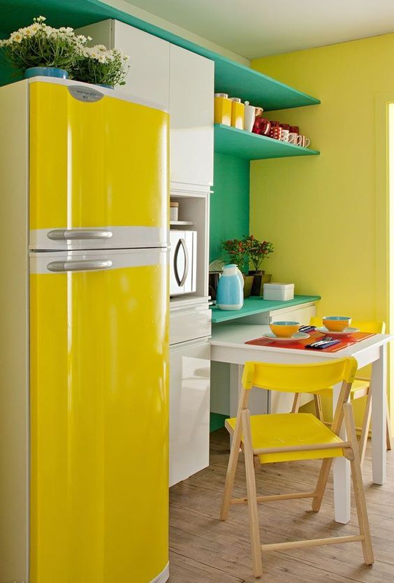 راه های ساده رنگ بخشیدن به آشپزخانه استفاده از روکش و صندلی های رنگی است