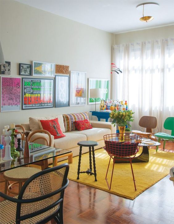 با استفاده از دو رنگ هارمونیک و یک رنگ متضاد می توانید اتاق نشیمن خود را رنگ آمیزی کنید