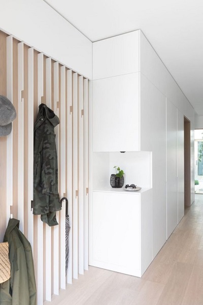 دکوراسیون ورودی منزل با چوب لباسی به شکل متفاوت