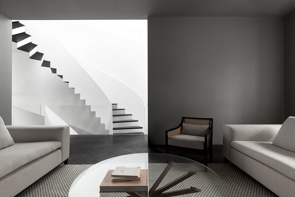 طراحی داخلی خانه‌ با رنگ سیاه و سفید