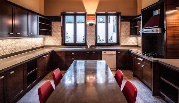 آشپزخانه یو شکل از فضای موجود بهترین استفاده را می کند