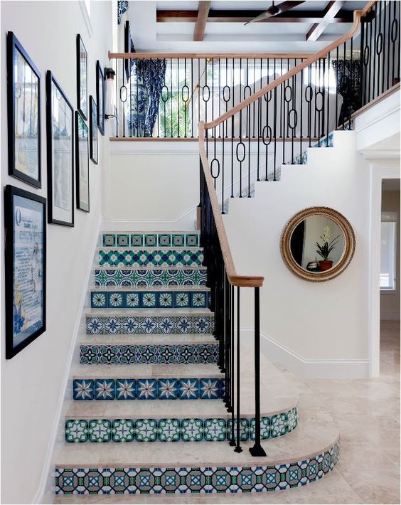 سبک مراکشی در طراحی داخلی با کاشی های آبی رنگ