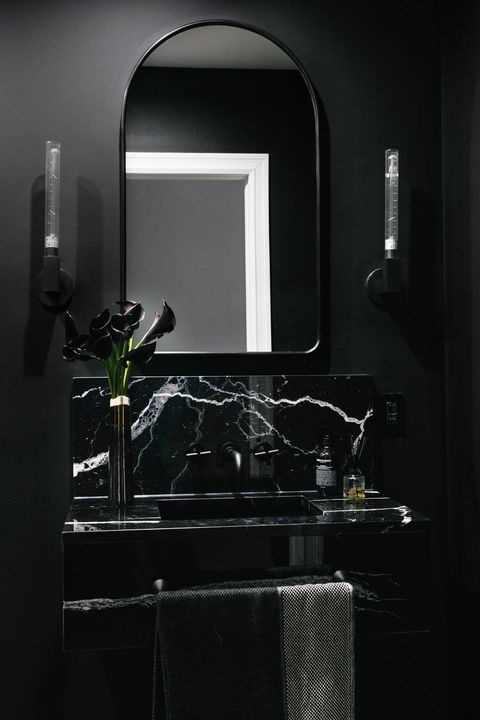سرویس بهداشتی ای به رنگ سیاه