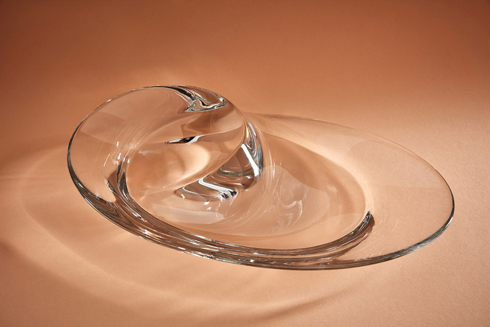کاسه کریستالی شیشه­ای با فرمی فراگیر و پیچ­دار که تصویر پویایی قشر مایع را نشان می­دهد