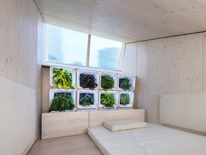 طراحی خانه پیش ساخته پربازده با دیوار سبز و پنل های خورشیدی