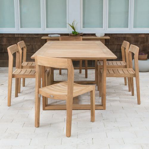 استفاده از میز و صندلی چوبی در بالکن